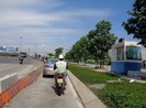 Ô tô vô tư chạy vào làn xe máy