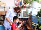 Điều dưỡng bỏ tiền túi lập góc đọc sách cho bệnh nhi