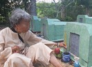 Nữ thương binh bán vé số lấy tiền trùng tu nghĩa trang