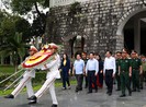 Phó thủ tướng dâng hương các anh hùng liệt sĩ tại Điện Biên