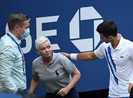 Djokovic cầu xin fan ngừng ‘khủng bố’ nữ trọng tài