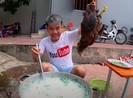 Băn khoăn việc xử phạt vụ nấu cháo gà nguyên lông