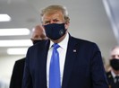 Bị nhiễm COVID-19, ông Trump gặp bất lợi trong bầu cử