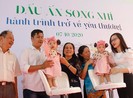 Song Nhi bình an xuất viện về nhà