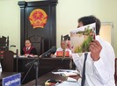 Dì đưa cháu ra tòa vì… vết xước ở trán