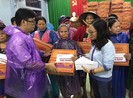 Pháp Luật TP.HCM trao quà của bạn đọc đến người dân vùng lũ