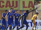 Đá thật, đá chơi ở thế cờ tàn V-League