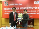 Agribank trao Smartphone cho khách hàng trúng thưởng