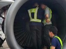 Máy bay hư động cơ vì hành khách ném xu vào… cầu may