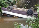 Tránh xe tải, xe khách rơi xuống kênh lật ngửa
