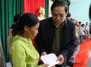 Trưởng Ban Tổ chức Trung ương tặng quà người nghèo Quảng Nam