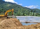 Người dân lo lắng vì công ty vàng tự ý nâng đập chứa thải