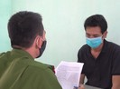 Bắt quả tang nhân viên quỹ đất nhận tiền của người dân
