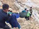 1 phụ nữ mang bầu được khiêng 20 km đường rừng đi cấp cứu