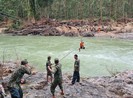 Bộ đội đu ròng rọc qua sông tìm người mất tích ở Trà Leng
