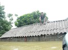 Ngập úng kéo dài, nhiều căn nhà trôi xuống sông Đà