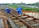 Công nhân gồng mình ‘cứu chữa’ đường sắt