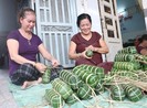Cặm cụi gói bánh tét gửi tặng đồng bào miền Trung