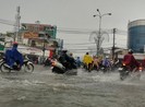 Dân bì bõm lội nước, sụp miệng ống cống sau cơn mưa chiều