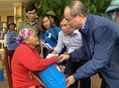 Ông Nguyễn Thiện Nhân, đoàn TP.HCM thăm đồng bào miền Trung