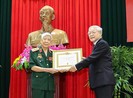 Tổng Bí thư, Chủ tịch nước trao huy hiệu cho ông Lê Khả Phiêu