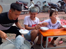 Con trai bà Tân Vlog bị xử phạt vì video nấu gà nguyên lông
