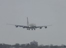 Máy bay hãng Etihad hạ cánh thẳng đứng ngoạn mục vì bão Dennis