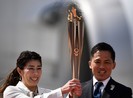Bất chấp COVID-19, người Nhật tụ tập ngắm ngọn đuốc Olympic