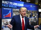 Ông Trump lại không đeo khẩu trang khi thăm nhà máy