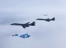 Ảnh: Máy bay ném bom B-1 Mỹ tập trận với Sukhoi Ukraine