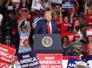 Mỹ dịch nguy hiểm, ông Trump vẫn tiếp tục vận động tranh cử