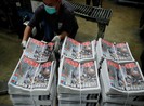 Tờ Apple Daily thề 'đấu tranh đến cùng' sau khi chủ bị bắt