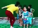 Cô giáo 'điều chỉnh' trẻ trong lúc tập múa: Phụ huynh nói gì?