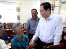 Chủ tịch Trần Thanh Mẫn tặng quà cho người nghèo ở Cần Thơ