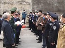 Xe Trung Quốc nhận hàng trong khu cách ly ở cửa khẩu Hữu Nghị