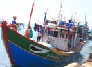 Phản đối tàu Trung Quốc đâm húc, lấy tài sản tàu cá Việt Nam