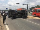 Xe tải lật, đè 2 ô tô con trên đường Phạm Văn Đồng