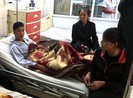 Đi ô tô đến trước nhà rồi nã đạn, 3 người nhập viện cấp cứu