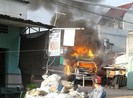 Xe tải bùng cháy dữ dội trong sân nhà dân