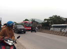2 thanh niên đuổi theo xe khách hơn 10 km để đập vỡ kính