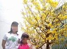 Người mẹ trẻ khắc khoải mong con đoàn viên đón tết