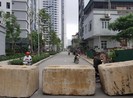 Phá rào chắn ở đoạn đường 2 chung cư đang tranh chấp