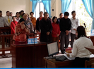 Người phụ nữ xúc động ôm ân nhân khi được trả tự do tại tòa