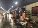 Xe tải bốc cháy trong hầm Hải Vân, tài xế hoảng loạn