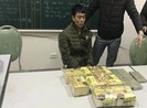 Cha lái xe chở con cùng 5 bánh heroin, 8 kg ma túy đá