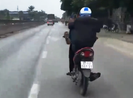 Bị công an triệu tập vì đi xe máy bằng chân, tay dùng di động