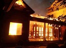 Cháy nhà gỗ tiền tỉ nghi do thắp hương sau Tết