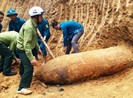 Đào đất làm nhà, phát hiện quả bom dài hơn 2 mét