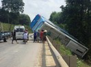 Tài xế xe khách đánh lái né 2 học sinh đang ngã giữa đường