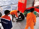 Đưa hai thi thể ngư dân gần nơi tàu cá bị đâm chìm vào bờ